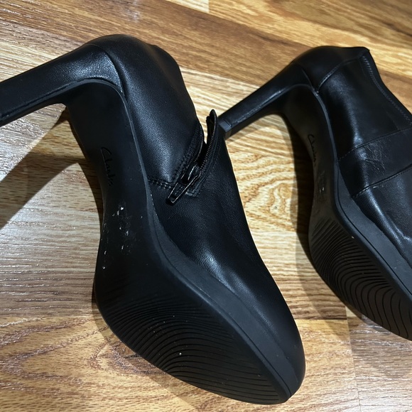 New Clarks Women's Black Ambyr Hope Booties - Picture 3 of 5